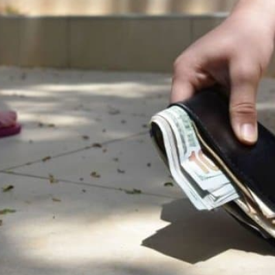 Nằm mơ thấy nhặt được tiền: Điềm báo của ham muốn và khát khao Ku11